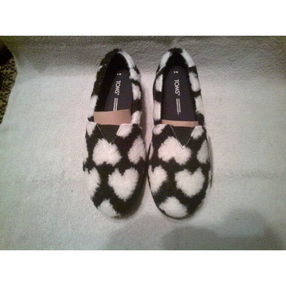 NEW TOMS Women's size  Alpargata Mallow Slip-on Shoe Black Hearts Faux Shearling - Picture 1 of 5